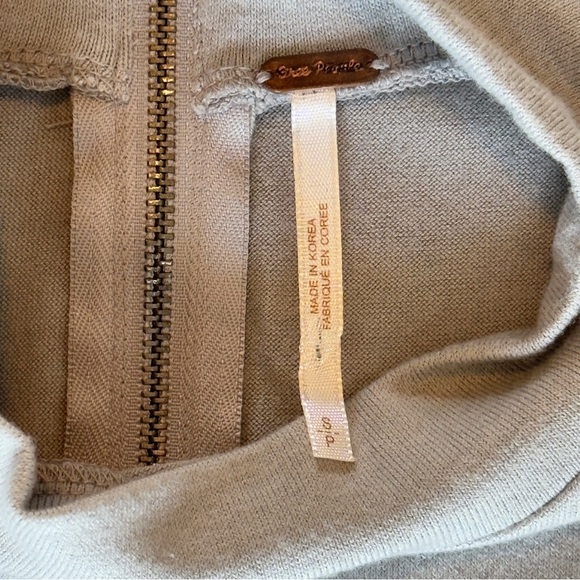 FREE PEOPLE PUFFY SLEEVE MOCK NECK Gray ZIPPER BACK TOP Size Small - Picture 3 of 10